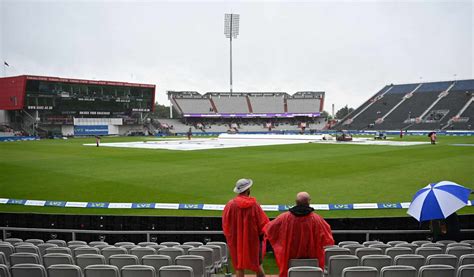 Rain delays start start of play on last day of 4th Ashes test